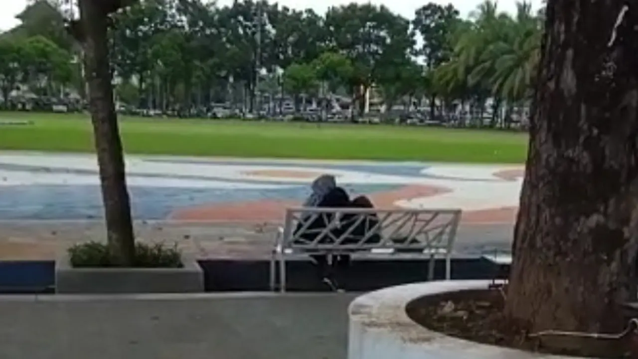 Pasangan muda-mudi bermesraan di Alun-Alun Jember. (Istimewa)