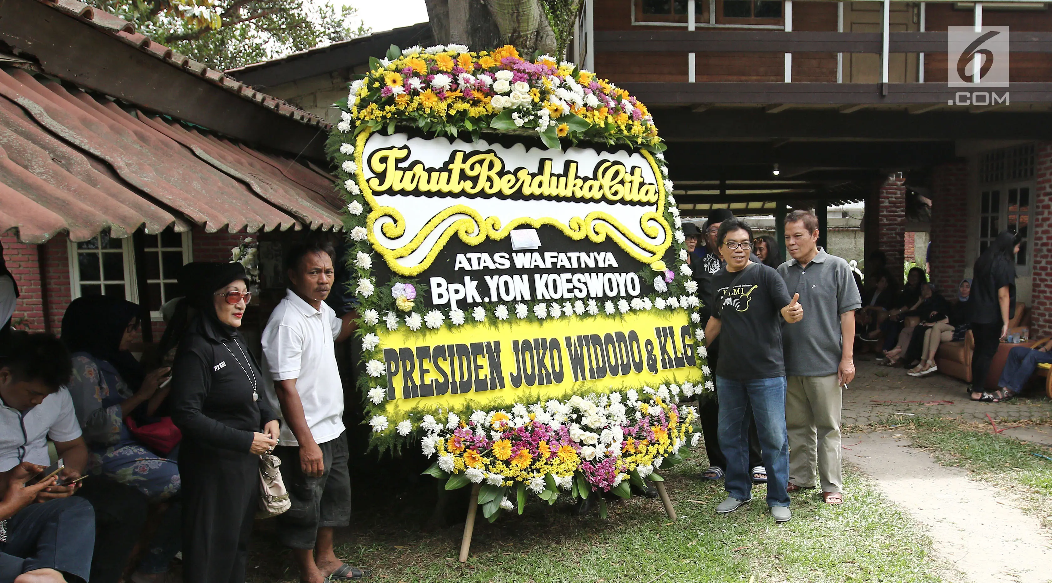 Karangan bunga dari Presiden Joko Widodo untuk musisi Yon Koeswoyo yang berada di rumah duka di Pamulang, Tanggerang Selatan, Jumat (5/1). Yon Koeswoyo meninggal dunia di usia 77 tahun. (Liputan6.com/Herman Zakharia)