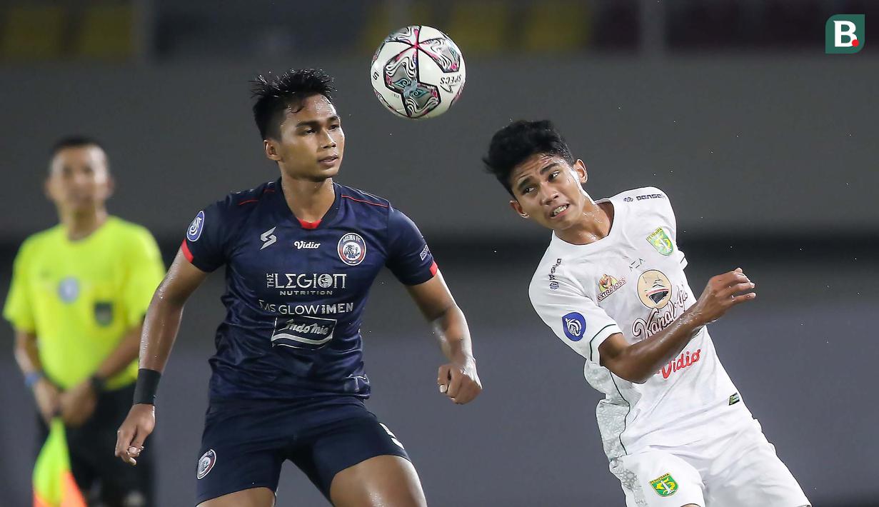 Tertinggal dua gol membuat Persebaya mencoba mencari celah pertahanan Arema. Tapi, mereka masih kesulitan dengan pertahanan rapat lawan. (Bola.com/Bagaskara Lazuardi)