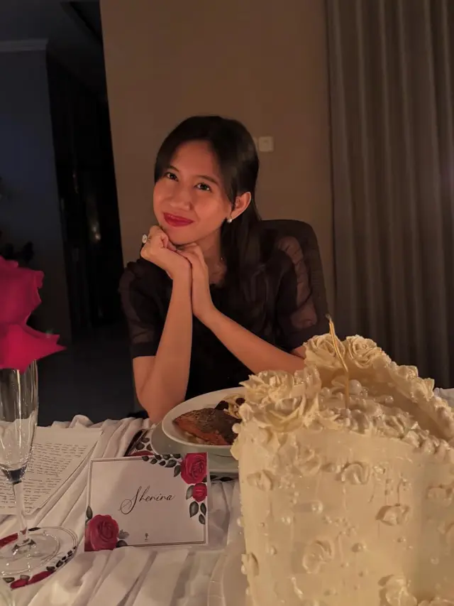 Shenina Cinnamon Rayakan Ulang Tahun ke-27 pakai perhiasaan. [@sheninacinnamon]