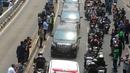 Iring-iringan mobil jenazah yang membawa almarhum Presiden ke-3 RI, BJ Habibie melintasi Jalan Gatot Subroto menuju TMP Kalibata, Jakarta, Kamis (12/9/2019). Warga secara khusus meluangkan waktu menyambut jenazah BJ Habibie untuk memberikan penghormatan terakhir. (merdeka.com/Arie Basuki)