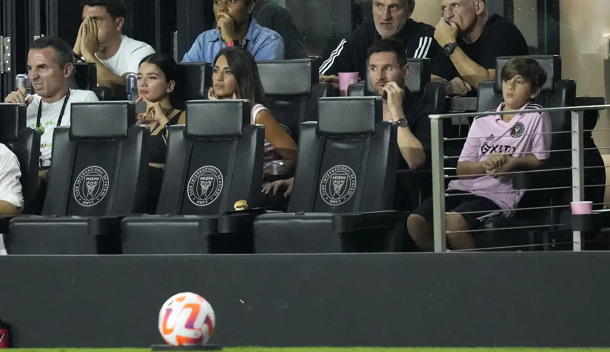 Pemain Inter Miami, Lionel Messi (kedua kanan) menyaksikan laga final US Open 2023 antara Inter Miami melawan Houston Dynamo FC bersama istri dan anaknya di DRV PNK Stadium, Florida, Amerika Serikat, Kamis (28/09/2023). La Pulga mengalami cedera saat laga melawan Toronto FC pada Kamis (21/09/2023) ketika dirinya hanya bermain selama 37 menit. (AP Photo/Rebecca Blackwell)