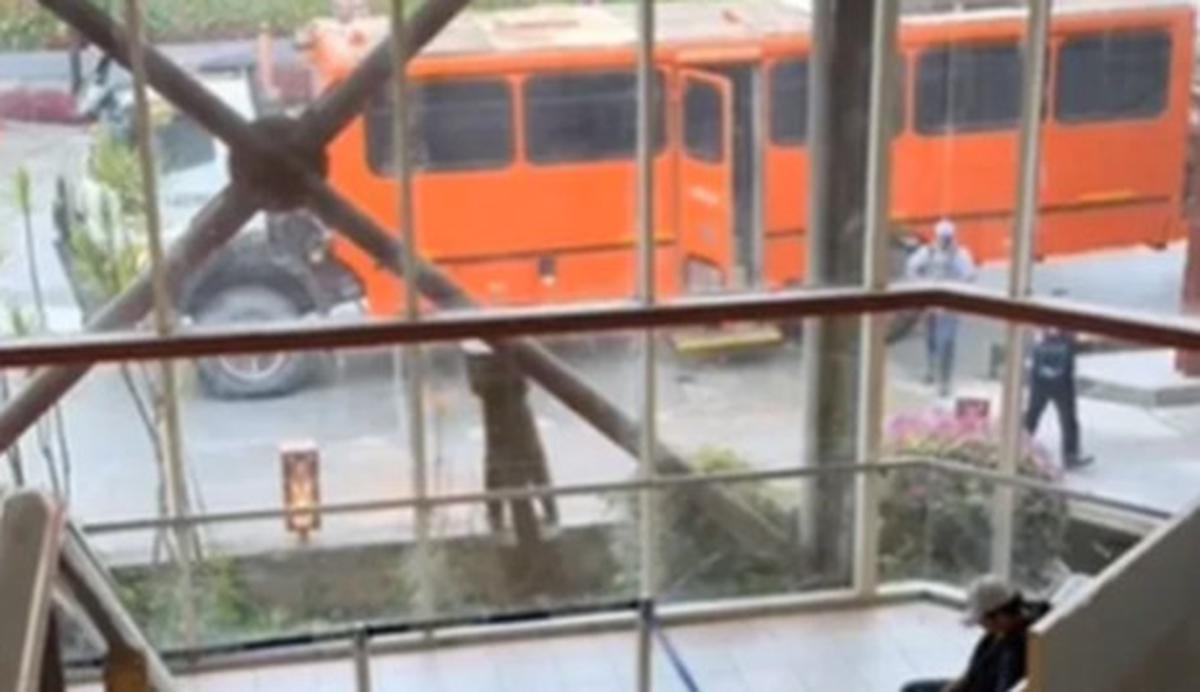 Daerah di Indonesia Ini Ternyata Punya Bus Anti Peluru