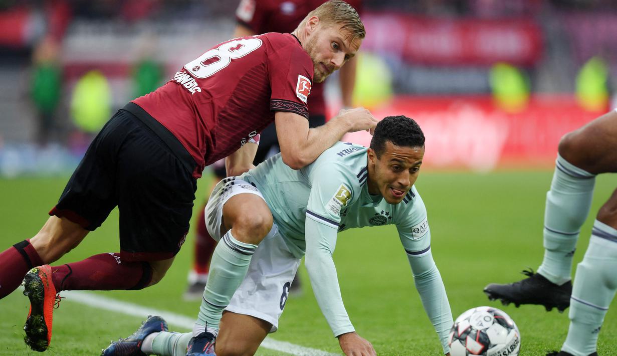Hanno Behrens yang saat itu masih berseragam Nuremberg pernah berduel langsung dengan Thiago Alcantara yang saat itu masih memperkuat Bayern Munchen. (AFP/Christof Stache)
