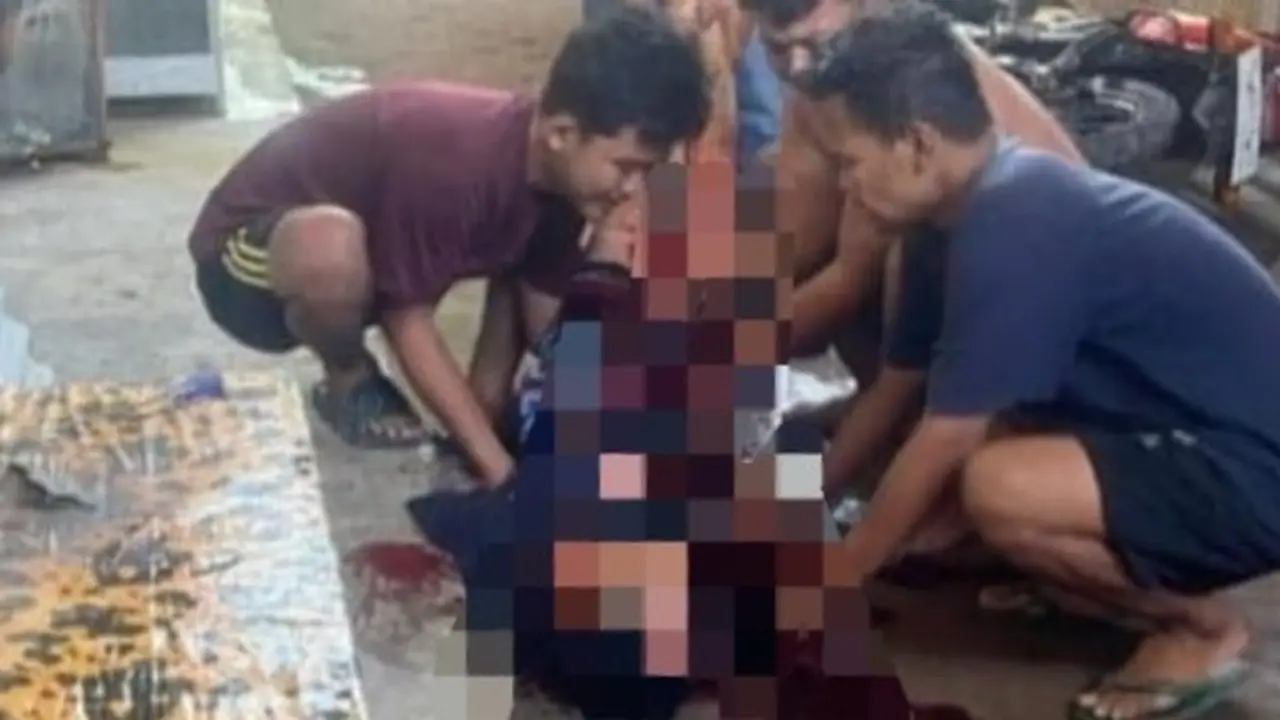 Warga pertama kali saat menemukan korban yang merupakan pegawai bulog sudah bersimbah darah diduga menjadi korban pembacokan di Tulang Bawang.