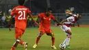 Ramdani Lestaluhu (Persija-tengah) berusaha merebut bola dari kaki Thulani Serero saat berlaga di Stadion GBK Jakarta, (11/5/2014). (Liputan6.com/Helmi Fithriansyah)