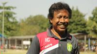 POSITIF - Pelatih Persebaya Surabaya, Ibnu Grahan mencoba berfikir positif sekalipun Persebaya Surabaya tampil di Piala Presiden dengan amunisi pemain terbatas. (Bola.com/Zaidan Nazarul)