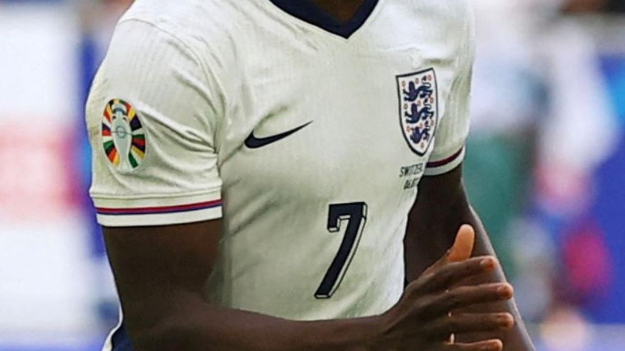 Namun, Inggris tidak menyerah dan berhasil menyamakan kedudukan melalui gol Bukayo Saka pada menit ke-80. Foto: Reuters