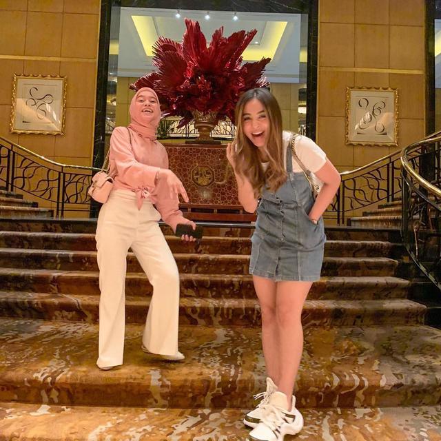 6 Potret Kebersamaan Lesty Kejora dan Margin Wieheerm, Bak Saudara Kandung