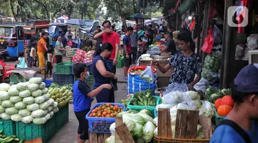 Aktivitas perdagangan di Pasar Senen, Jakarta, Jumat (16/9/2022). Pemerintah memprediksi laju inflasi sebesar 1,38% pada September 2022. Adapun prediksi ini akibat kenaikan harga bahan bakar minyak (BBM). Kementerian Keuangan mengatakan laju inflasi akan kembali normal pada November 2022. (Liputan6.com/Angga Yuniar)