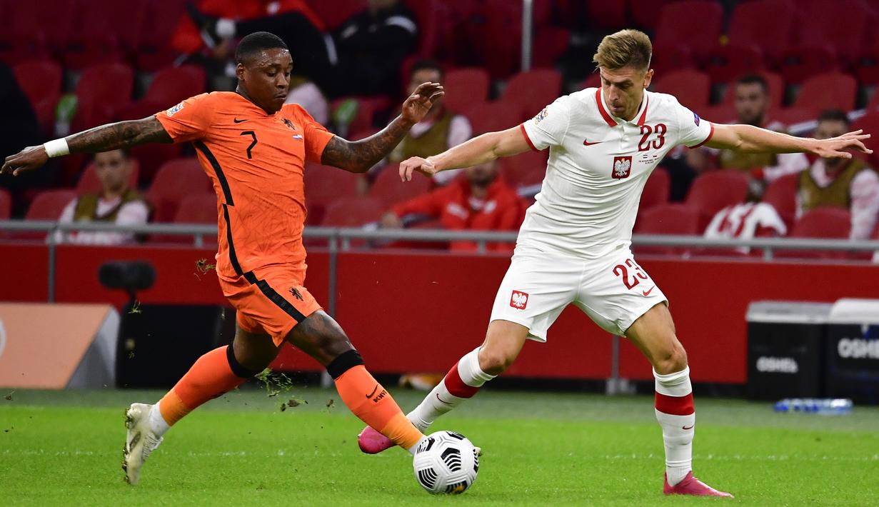 Penyerang Belanda, Steven Bergwijn, berebut bola dengan penyerang Polandia, Krzysztof Piatek, pada laga UEFA Nations League di Stadion Johan Cruijff Arena, Amsterdam, Sabtu (5/9/2020) dini hari WIB. Belandang menang 1-0 atas Polandia. (AFP/John Thys)