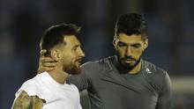 Pemain Argentina, Lionel Messi bertukar jersey dengan Luis Suarez (kanan) usai laga kualifikasi Piala Dunia 2018 di Montevideo, Uruguay, (31/8/2017). Argentina bermain imbang 0-0. (AP/Natacha Pisarenko)