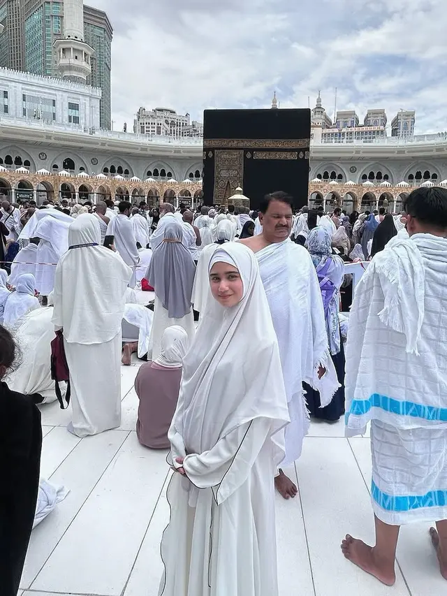 Punya Wajah Serupa, Tissa Biani dan Michelle Ziudith Tampil Bak Anak Kembar Saat Umroh Bareng