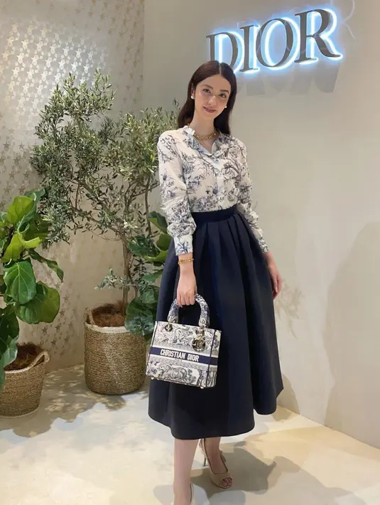 Velove Vexia menjadi selebritas yang selalu hadirkan elegansi nyata pada tampilannya. Pada potret ini, ia memadukan kemeja bermotif dengan rok midi model flare. [Instagram].
