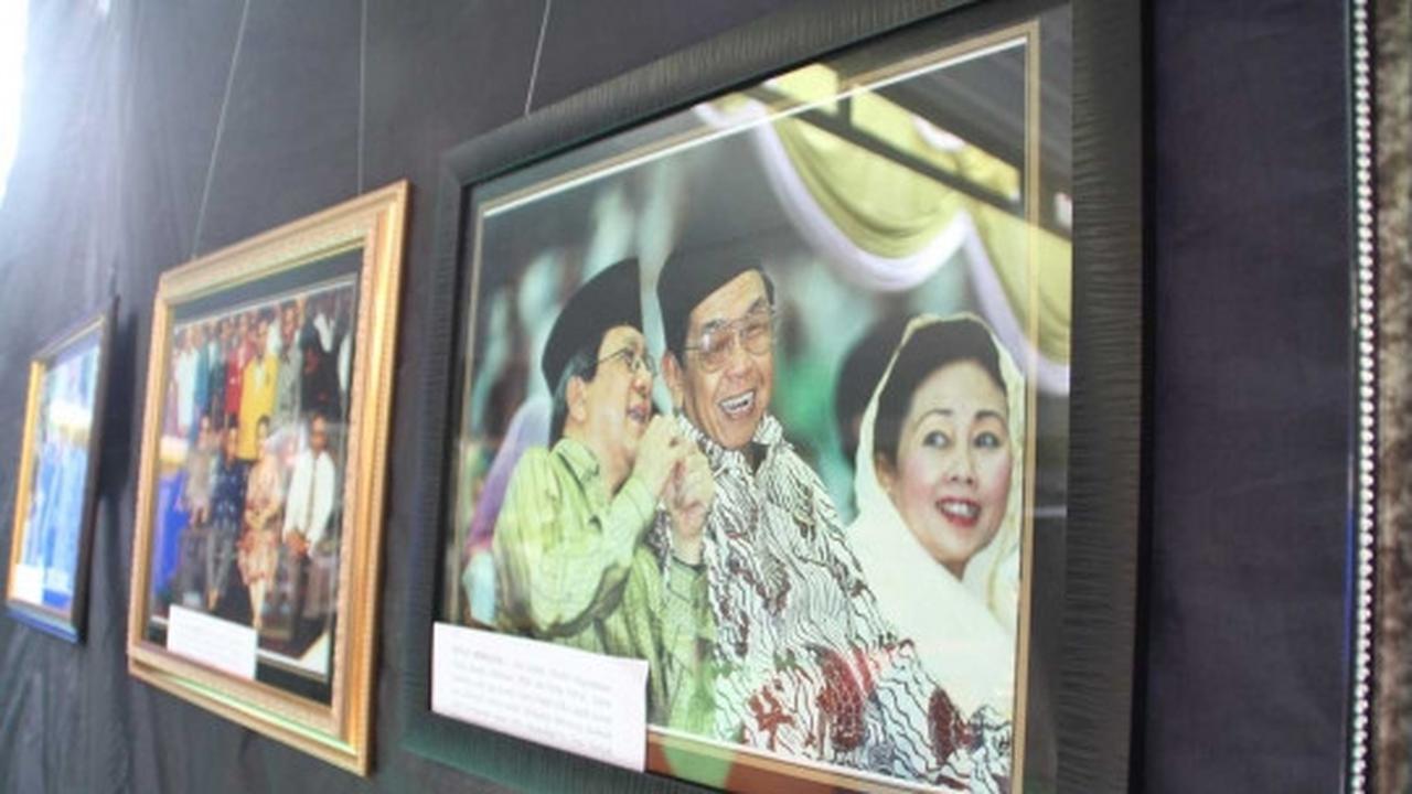 Melihat pameran foto Gus Dur saat menjadi Presiden