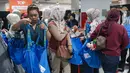 Seorang jastiper memeriksa produk pakaian sebelum membelinya dalam sesi berburu diskon Imperfect Sale 2026 di Blok M Square, Jakarta, Jumat (30/10/2026). Ketelitian diperlukan agar barang yang dipilih sesuai dengan daftar pesanan pelanggan. (KLY/Budy Santoso)