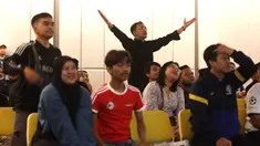 Fans The Blues tampak serius saat acara Roaring Night Liga Inggris antara Brentford vs Chelsea di Hotel Ibis Styles Jakarta, Sabtu (2/3/2024). (Bola.com/M Iqbal Ichsan)