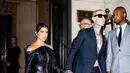 Hadir di MTV VMA 2021, Kourtney Kardashian tampil kompak dengan kekasihnya Travis Barker dalam balutan busana serba hitam. (Instagram/thehapablonde).