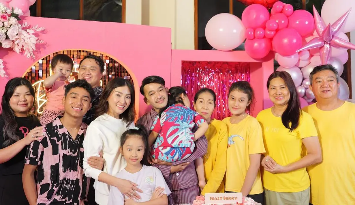 Melalui akun instagramnya, presnter kondang itu juga mengucapkan selamat  ulang tahun dan memuji istrinya makin muda. "Happy B'day Bunda ❤️kok makin muda ajeee," tulis Ruben. [Instagram/ruben_onsu]