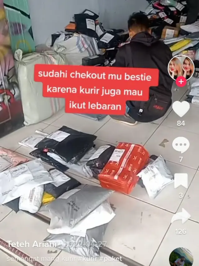 Kebanjiran Paket Jelang Lebaran, Ini 8 Potret Kurir yang Kewalahan Antar Barang