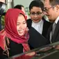 Warga negara Indonesia Siti Aisyah tersenyum saat meninggalkan Pengadilan Tinggi Shah Alam, Kuala Lumpur, Malaysia, Senin (11/3). Siti Aisyah ditangkap otoritas Malaysia pada 15 Februari 2017. (AFP Photo/ Mohf Rasfan)