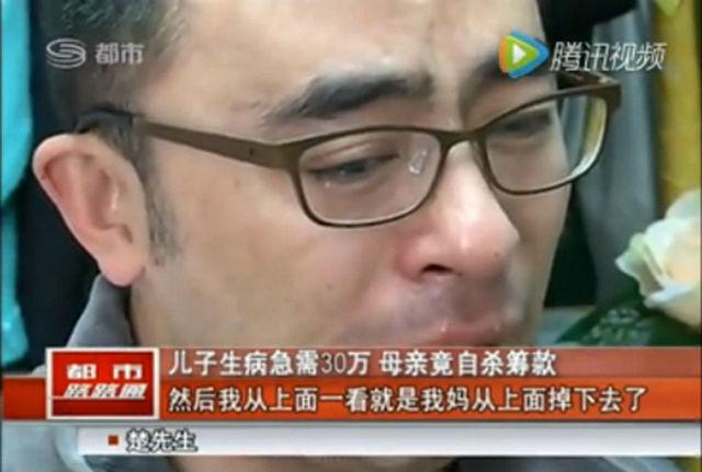 Anak menangis karena ia yakin sang ibu bunuh diri karenanya | Photo: Copyright shanghaiist.com