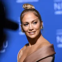 Jennifer Lopez selingkuhi mantan suaminya Chris Judd dengan Ben Affleck pada 2003 lalu. (ANGELA WEISS / AFP)