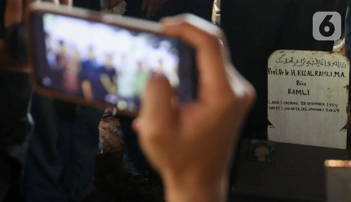 Rizal Ramli meninggalkan tiga orang anak di antaranya dua orang perempuan dan satu orang laki-laki. (Liputan6.com/Herman Zakharia)