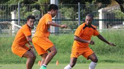 Pemain Persipura (kiri-kanan), Lim Jun Sik, M. Tahir, dan Yustinus Pae saat berlatih di Lapangan C Gelora Bung Karno, Senayan, Jakarta. Selasa (5/5). (bola.com/Arief Bagus)
