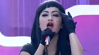  Julia Perez membawakan lagu Merana dalam acara inBox SCTV (25/04/2014). 