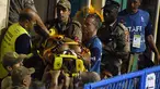 Petugas pemadam kebakaran mengevakuasi penari dari sekolah samba Unidos da Tijuca yang menjadi korban akibat runtuhnya lantai tiga mobil pawai yang digunakan saat mengikuti Rio Carnival di Rio de Janeiro, Brasil (28/2). (AFP PHOTO/Vanderlei Almeida)