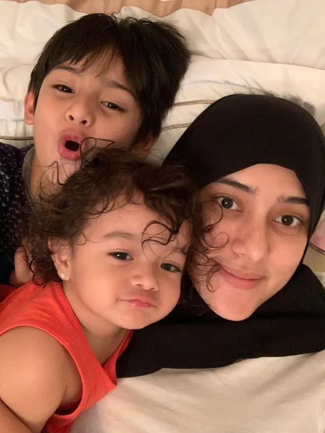 Hamil Anak Ketiga, Ini 6 Potret Fairuz A Rafiq saat Momong Dua Buah Hatinya