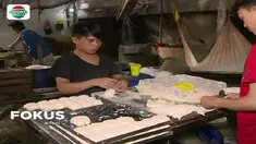 Perajin tahu tempe di sejumlah wilayah kini terhimpit persoalan akibat melemahnya rupiah. Bahkan sejumlah pekerja terpaksa dirumahkan pemilik pabrik.