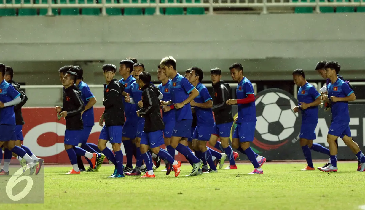 Pemain Timnas Vietnam berlari mengelilingi lapangan saat latihan jelang laga pertama semifinal Piala AFF 2016 di Stadion Pakansari, Bogor (2/12). Vietnam akan melakoni laga melawan tuan rumah Indonesia, Sabtu (3/12). (Liputan6.com/Helmi Fithriansyah)