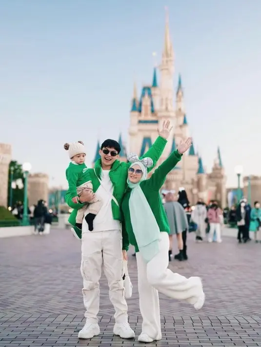 Pilihan warna outfit yang selaras bikin penampilan couple goals ini makin kece.  [@dindahw/@rey_mbayang].