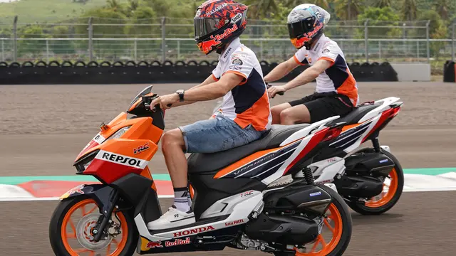 Marquez dan Espargaro Berkeliling Sirkuit Mandalika (AHM)
