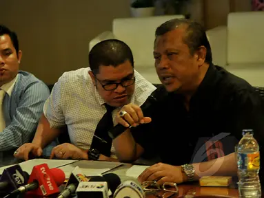 Kuasa Hukum Sutan Bhatoegana, Eggy Sujana (kanan) memberi keterangan pers terkait pengajuan Praperadilan terhadap KPK, Jakarta, Kamis (26/2). Sutan memastikan akan mengajukan gugatan praperadilan terkait penetapan tersangkanya. (Liputan6.com/Johan Tallo)