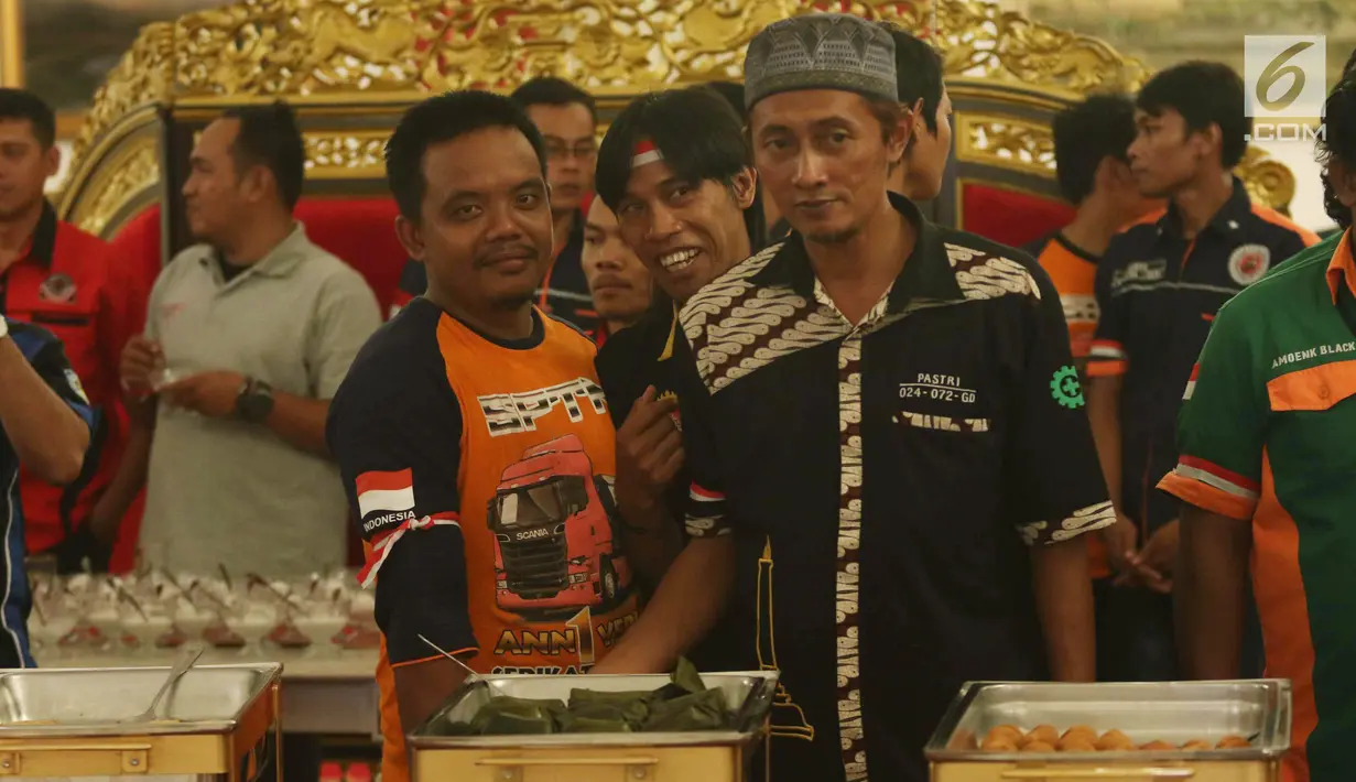 Sejumlah perwakilan sopir truk se-Indonesia menikmati sarapan saat diterima oleh Presiden Jokowi di Istana Negara, Jakarta, Selasa (8/5). Pertemuan diisi dengan dialog santai sekaligus mendengar masukan dari para sopir. (Liputan6.com/Angga Yuniar)