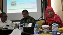 Menteri Sosial Khofifah (kanan) saat menghadiri pertemuan dengan perwakilan 12 Bupati dan Walikota mengenai pembagian “kartu sakti”, Jakarta, Kamis (23/4/2015). (Liputan6.com/Johan Tallo)