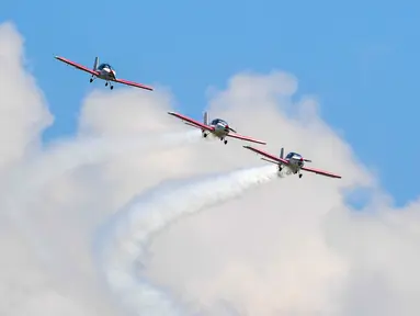 Sejumlah pesawat mengudara dalam formasi pada pertunjukan aerobatik di Kebupaten Siziwangqi, Ulanqab, Daerah Otonom Mongolia Dalam, China utara, pada 21 Agustus 2020. (Xinhua/Peng Yuan)