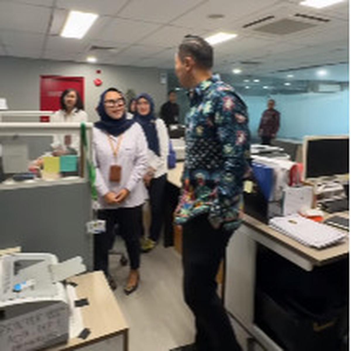 Momen AHY Datangi Pegawai di Kemenkoinfra