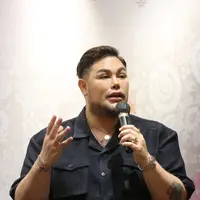 Cerita Manis Ibunda Ivan Gunawan, Bekali Uang Saku untuk Anaknya Naik Haji