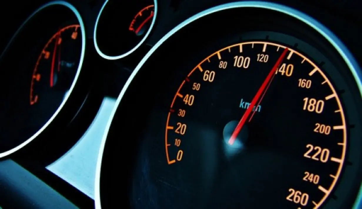 Perhatikan kecepatan kala berkendara. Jangan sampai terlalu cepat karena berpotensi bahaya ketika ada situasi yang terjadi secara tiba-tiba, seperti mobil rem mendadak, lubang di jalan, kendaraan memotong lajur, dan lainnya. Lebih baik berkendara sesuai batas kecepatan maksimum atau sampai batas toleransi yaitu 120 km/h. (Source: shutterstock.com)