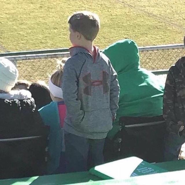 7 Potret Gaya Fashion Orang Saat di Tempat Umum Ini Bikin Heran