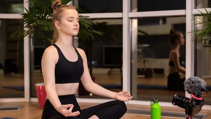 Tips Latihan Yoga Ringan Menjelang Berbuka Puasa untuk Mengurangi Lemas Saat Puasa