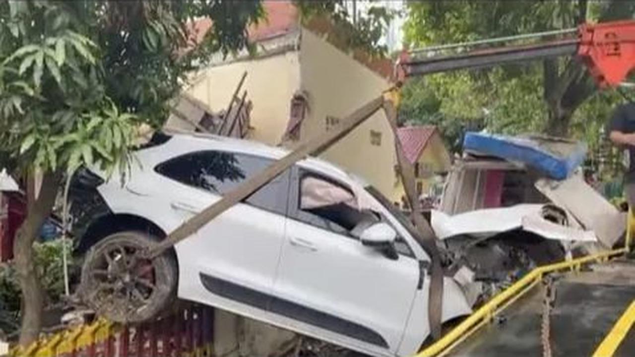 Porsche Nabrak Kantor Polisi