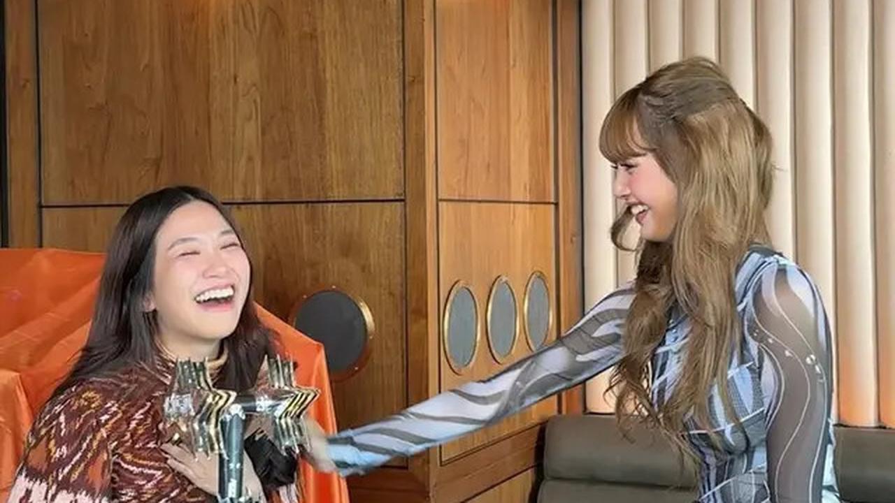 6 Potret Irene Suwandi Bertemu Lisa BLACKPINK, Bawa Karya Lightstick Raksasa