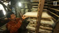 Pekerja menjemur adonan oncom di salah satu rumah industri di Jakarta, Rabu (6/12). Sebesar Rp 60 triliun atau 50 persen dari Kredit Usaha Rakyat (KUR) akan disalurkan pada tahun depan dan dialokasikan ke sektor produktif. (Liputan6.com/Angga Yuniar)