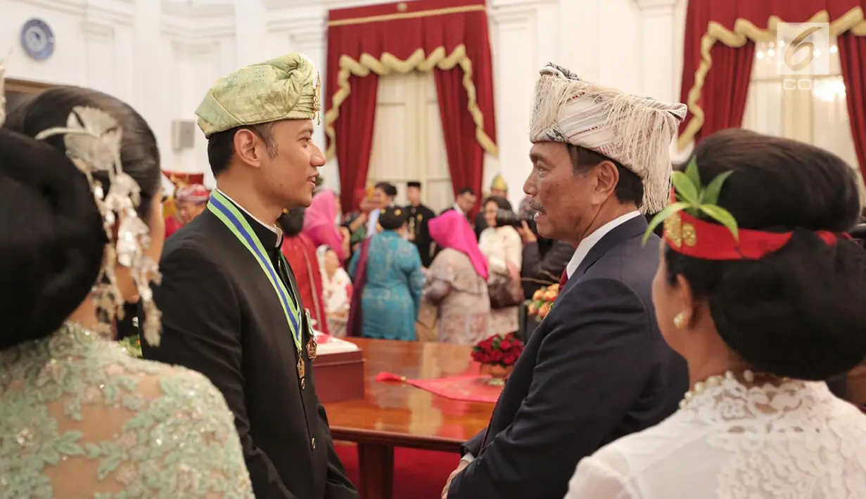 Putra Presiden RI ke-6 SBY, Agus Harimurti Yudhoyono atau AHY berbincang dengan Menko Kemaritiman Luhut Binsar Panjaitan usai Upacara HUT ke-74 RI di Istana Merdeka, Jakarta, Sabtu (17/8/2019). AHY dan Annisa tampil berbaju adat Sumbar dan Kebaya. (Liputan6.com/HO/Anung Aninditio)