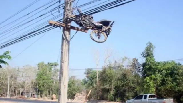 Sepeda Motor Nyangkut di Kabel Listrik